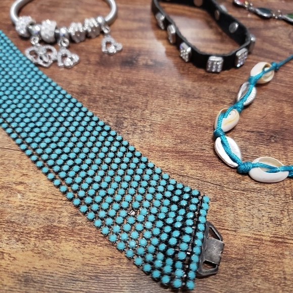 Bracelet bundle of 8 mixed styles, hearts, sea shells - Picture 2 of 8